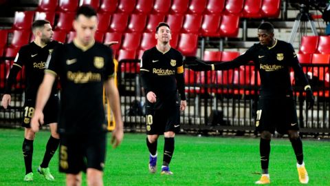 Los jugadores del Barcelona celebran un gol de Messi 