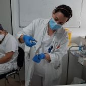 Enfermera del Hospital General de Elche prepara una dosis de la vacuna de Pfizer contra el virus coivd-19.