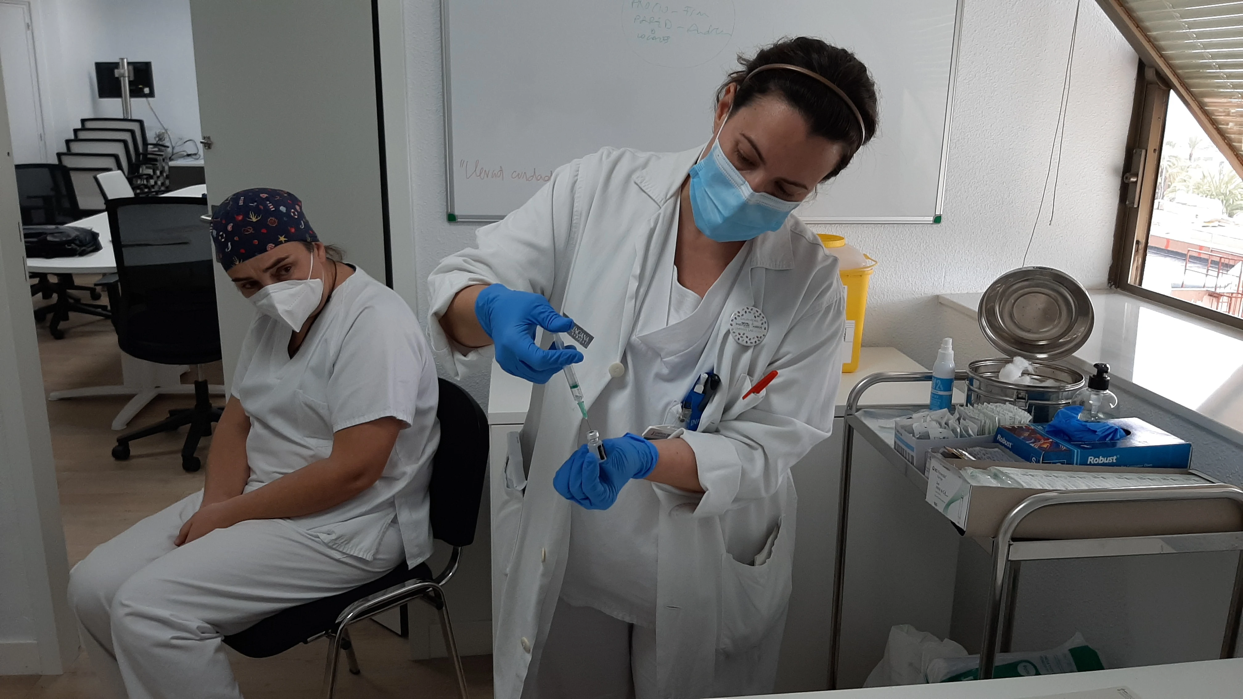 Enfermera del Hospital General de Elche prepara una dosis de la vacuna de Pfizer contra el virus coivd-19. Enfermera del Hospital General de Elche prepara una dosis de la vacuna de Pfizer contra el virus coivd-19.