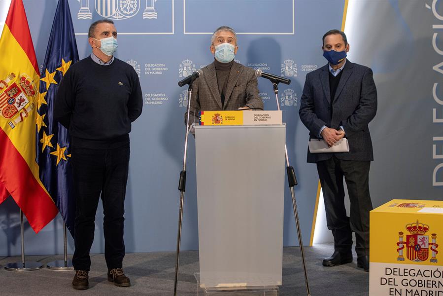 El Gobierno pide evitar los desplazamientos: "Es el temporal más intenso de los últimos 50 años" El Gobierno pide evitar los desplazamientos: "Es el temporal más intenso de los últimos 50 años"