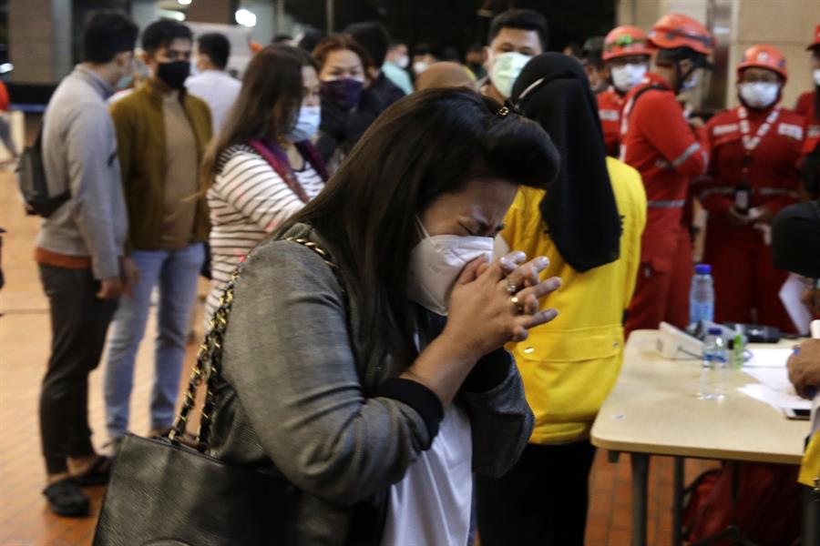 Indonesia busca los restos de un avión con 62 personas que se estrelló en el mar Indonesia busca los restos de un avión con 62 personas que se estrelló en el mar
