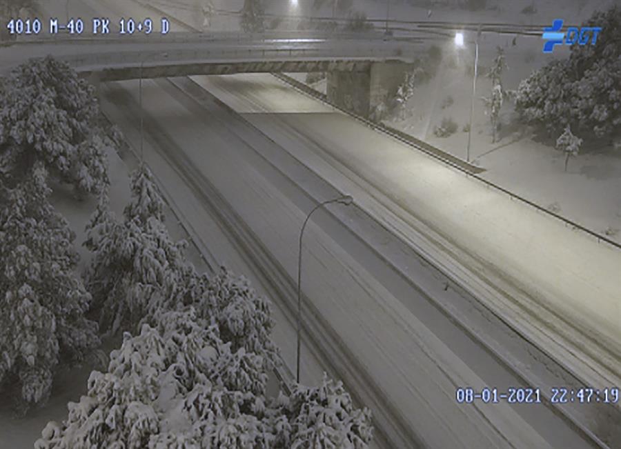 La UME moviliza a 50 militares y 70 vehículos para socorrer a conductores atrapados por la nieve en Madrid La UME moviliza a 50 militares y 70 vehículos para socorrer a conductores atrapados por la nieve en Madrid