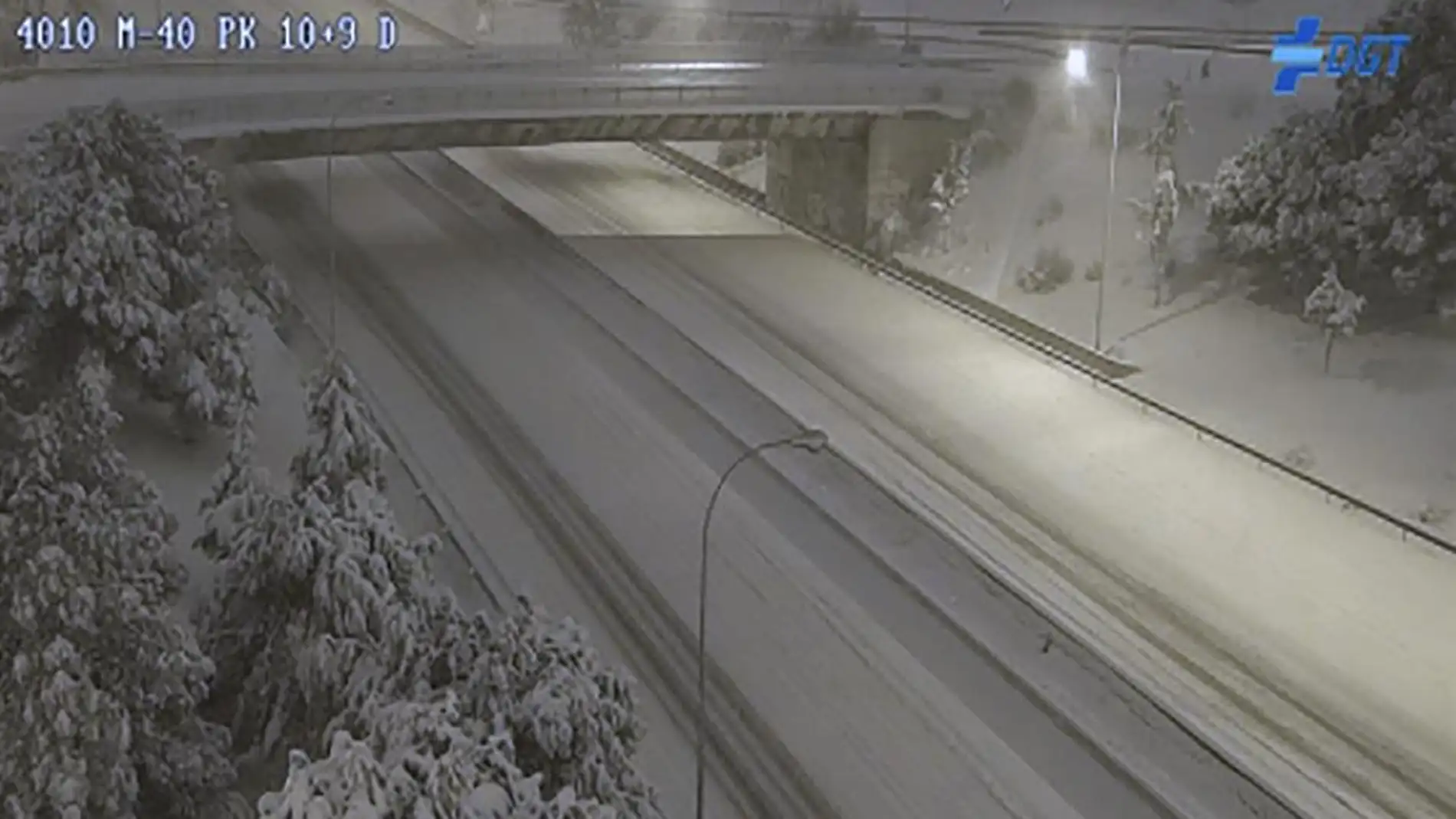 La UME moviliza a 50 militares y 70 vehículos para socorrer a conductores atrapados por la nieve en Madrid