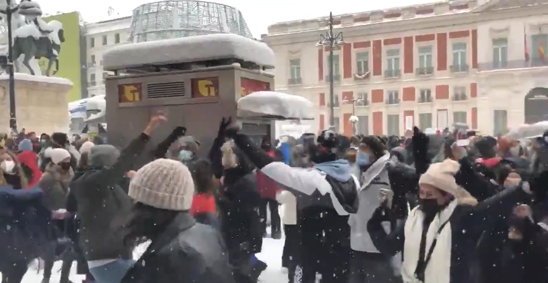 Decenas de personas improvisan una 'rave' en la Puerta del Sol a pesar de las recomendaciones de quedarse en casa Decenas de personas improvisan una 'rave' en la Puerta del Sol a pesar de las recomendaciones de quedarse en casa