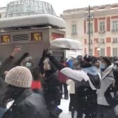 Decenas de personas improvisan una 'rave' en la Puerta del Sol a pesar de las recomendaciones de quedarse en casa 