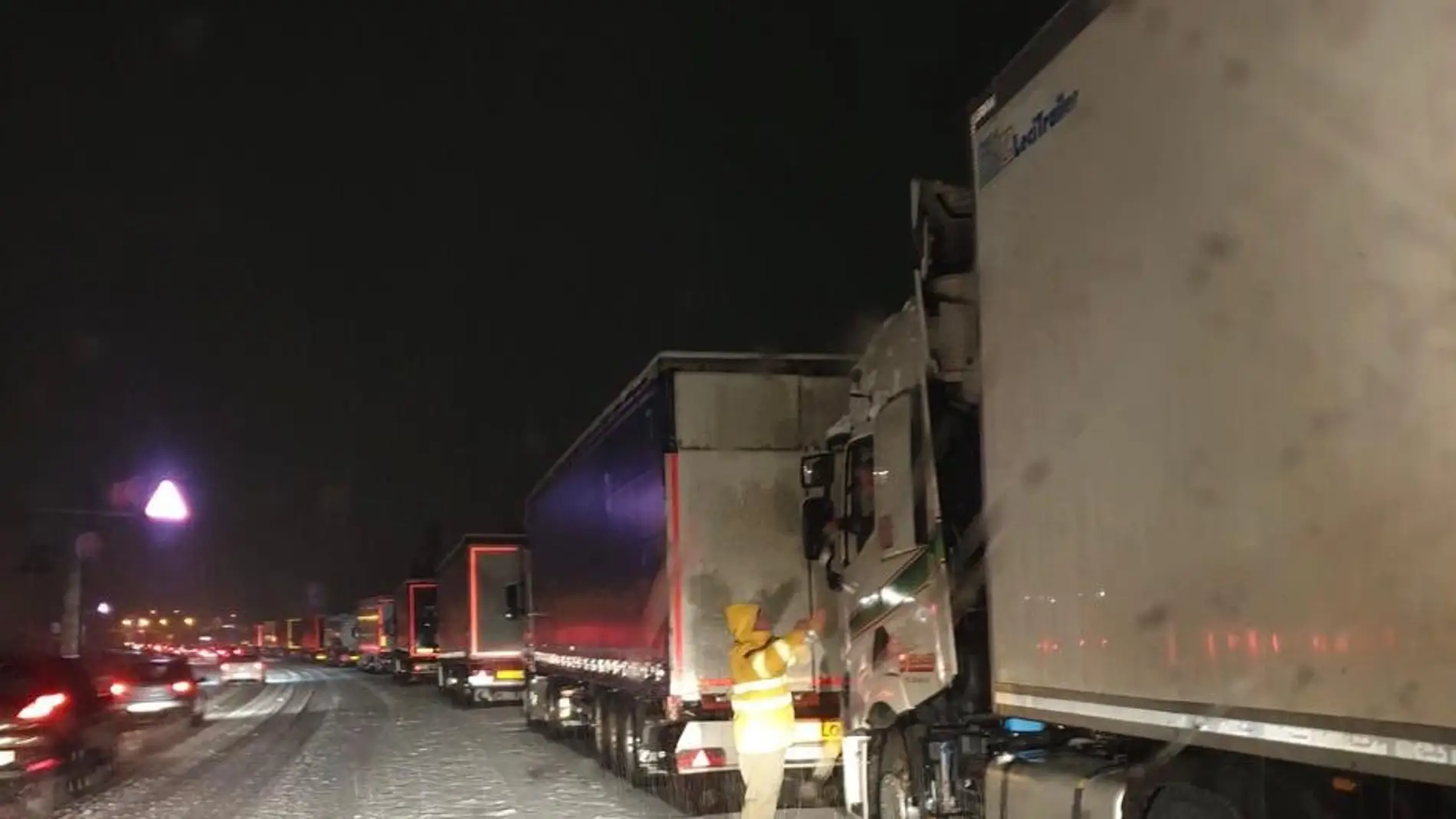 Filomena atrapa a cientos de camioneros en las carreteras