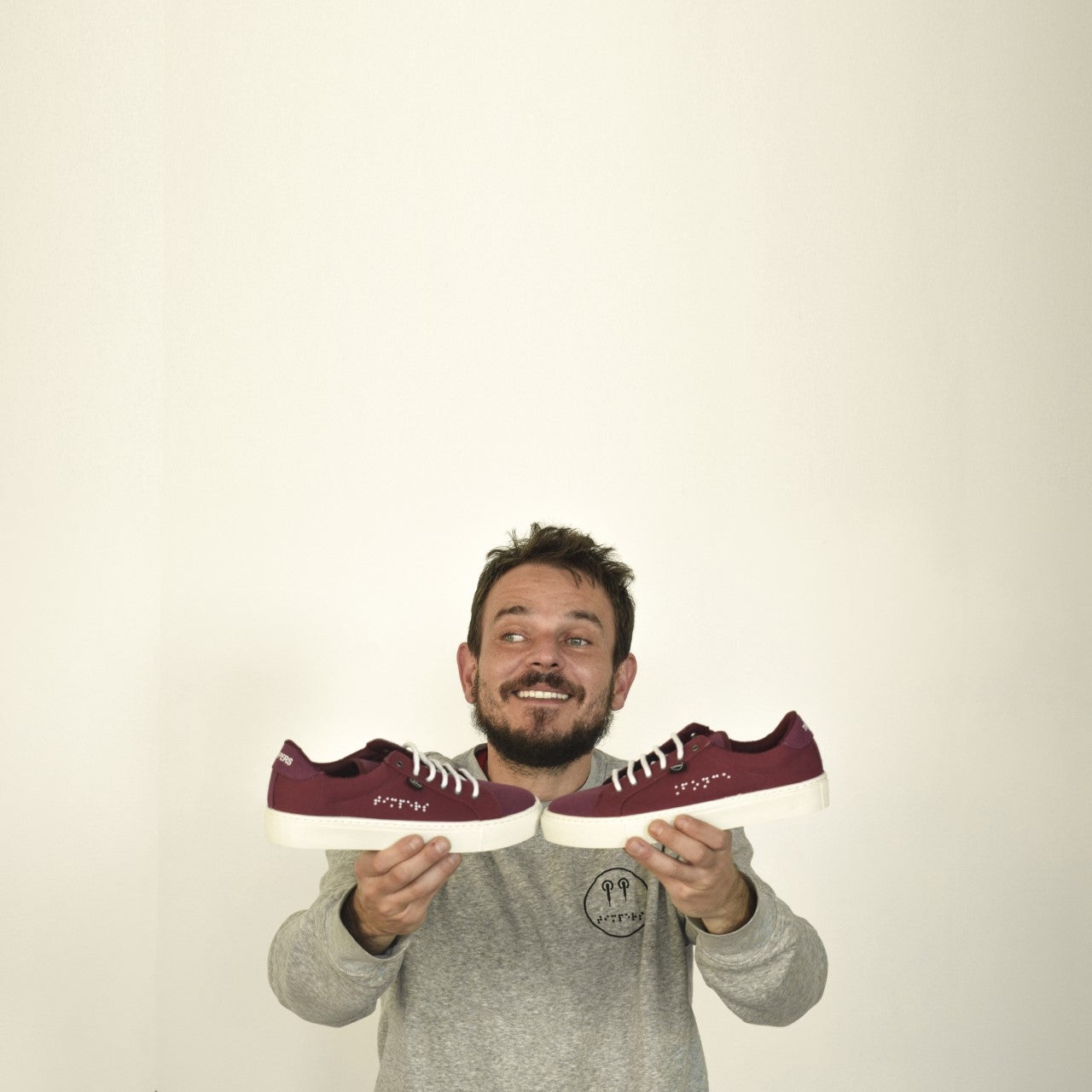 Un invidente español diseña una marca de zapatillas al tacto Un invidente español diseña una marca de zapatillas al tacto