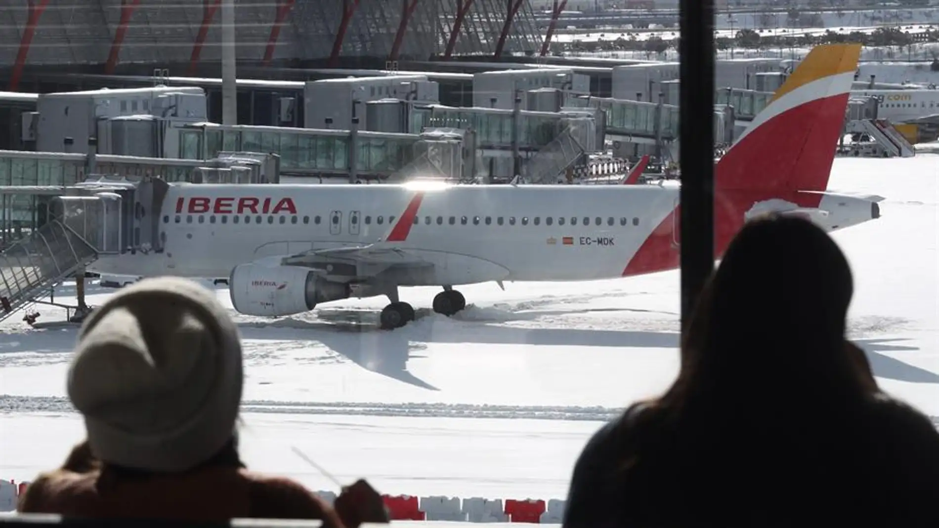 El aeropuerto de Barajas cubierto de nieve