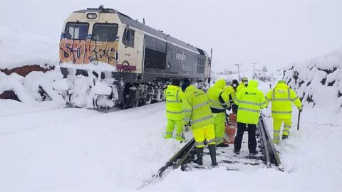 Vista de los trabajos de retirada de la nieve en v&iacute;as Teruel, tras el paso de la borrasca Filomena