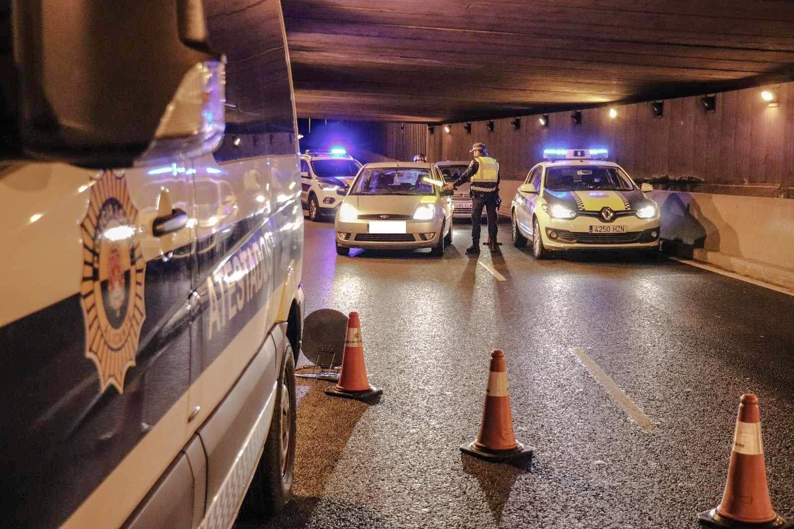 La Policía Local de Alicante desaloja un local con treinta personas en la calle Castaños La Policía Local de Alicante desaloja un local con treinta personas en la calle Castaños