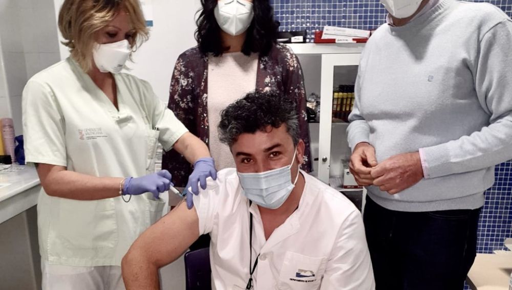 Fuimos el primer departamento de salud en vacunar a los sanitarios Fuimos el primer departamento de salud en vacunar a los sanitarios