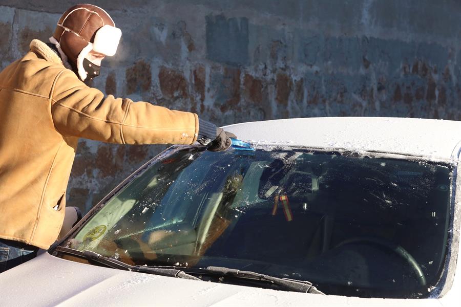 Cómo quitar la nieve y el hielo de nuestro coche sin dañarlo Cómo quitar la nieve y el hielo de nuestro coche sin dañarlo