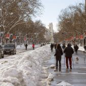 Viandantes aminan por el Paseo de la Castellana en Madrid, este domingo