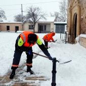 Un operario retira la nieve tras el temporal Filomena