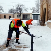 Un operario retira la nieve tras el temporal Filomena Un operario retira la nieve tras el temporal Filomena