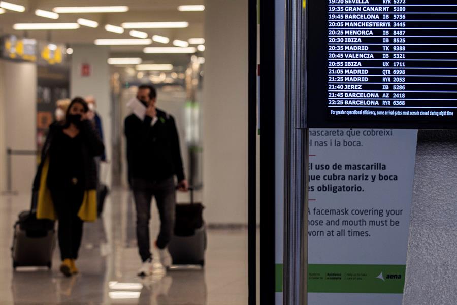 Ábalos anuncia la apertura de Barajas para salidas y que las aerolíneas están reorganizando vuelos Ábalos anuncia la apertura de Barajas para salidas y que las aerolíneas están reorganizando vuelos