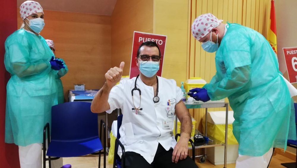 En total, han sido 1226 profesionales asistenciales, entre hospitalización y atención primaria, los que han acudido a su cita de vacunación, demostrando su compromiso con la salud En total, han sido 1226 profesionales asistenciales, entre hospitalización y atención primaria, los que han acudido a su cita de vacunación, demostrando su compromiso con la salud