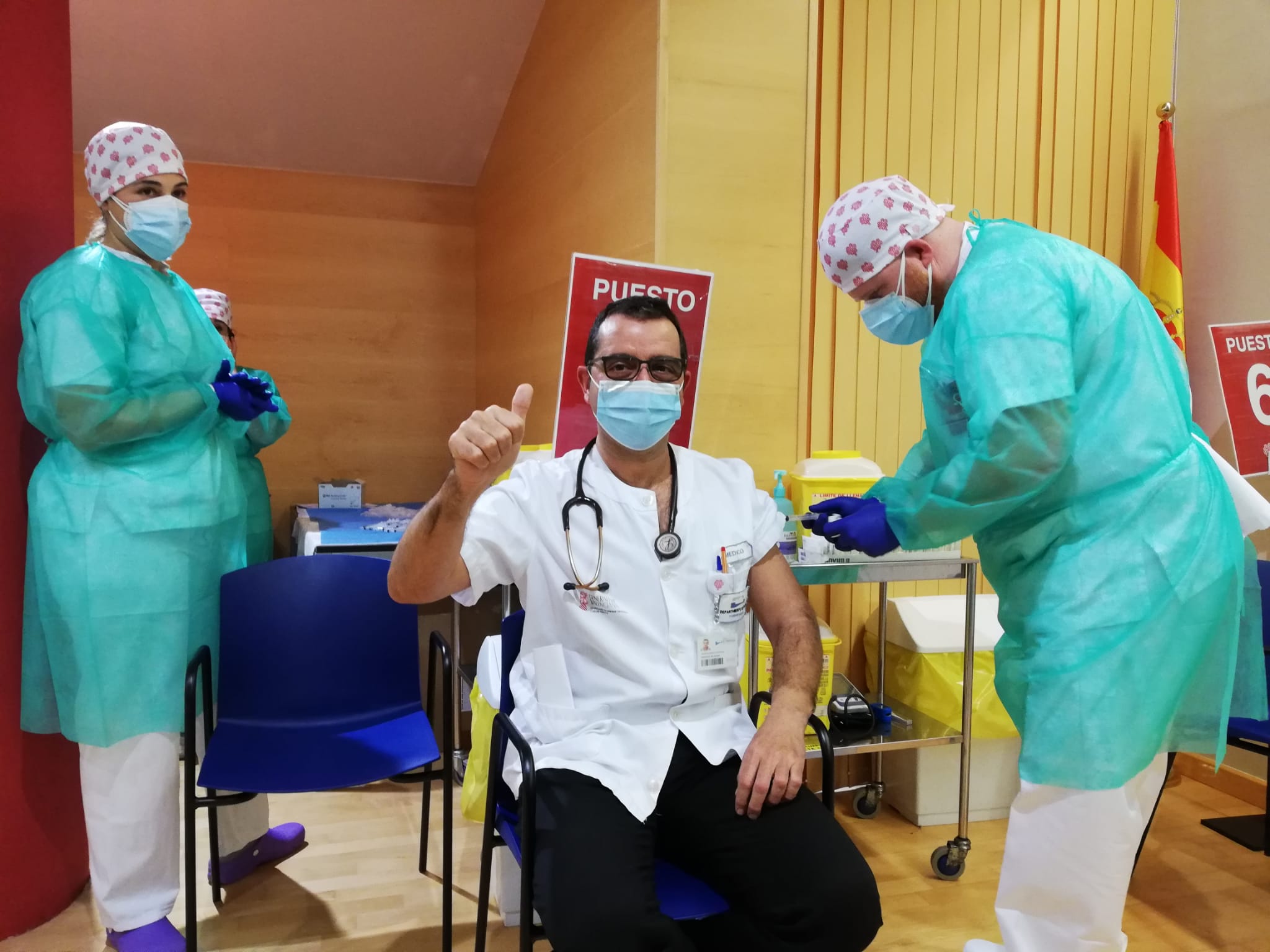 En total, han sido 1226 profesionales asistenciales, entre hospitalización y atención primaria, los que han acudido a su cita de vacunación, demostrando su compromiso con la salud En total, han sido 1226 profesionales asistenciales, entre hospitalización y atención primaria, los que han acudido a su cita de vacunación, demostrando su compromiso con la salud