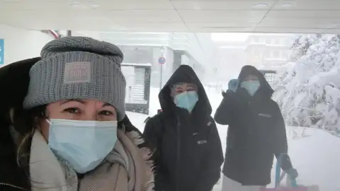 Ana Moreno, enfermera de hospitalización a domicilio del Hospital Gregorio Marañón (Madrid), junto con dos compañeras Ana Moreno, enfermera de hospitalización a domicilio del Hospital Gregorio Marañón (Madrid), junto con dos compañeras