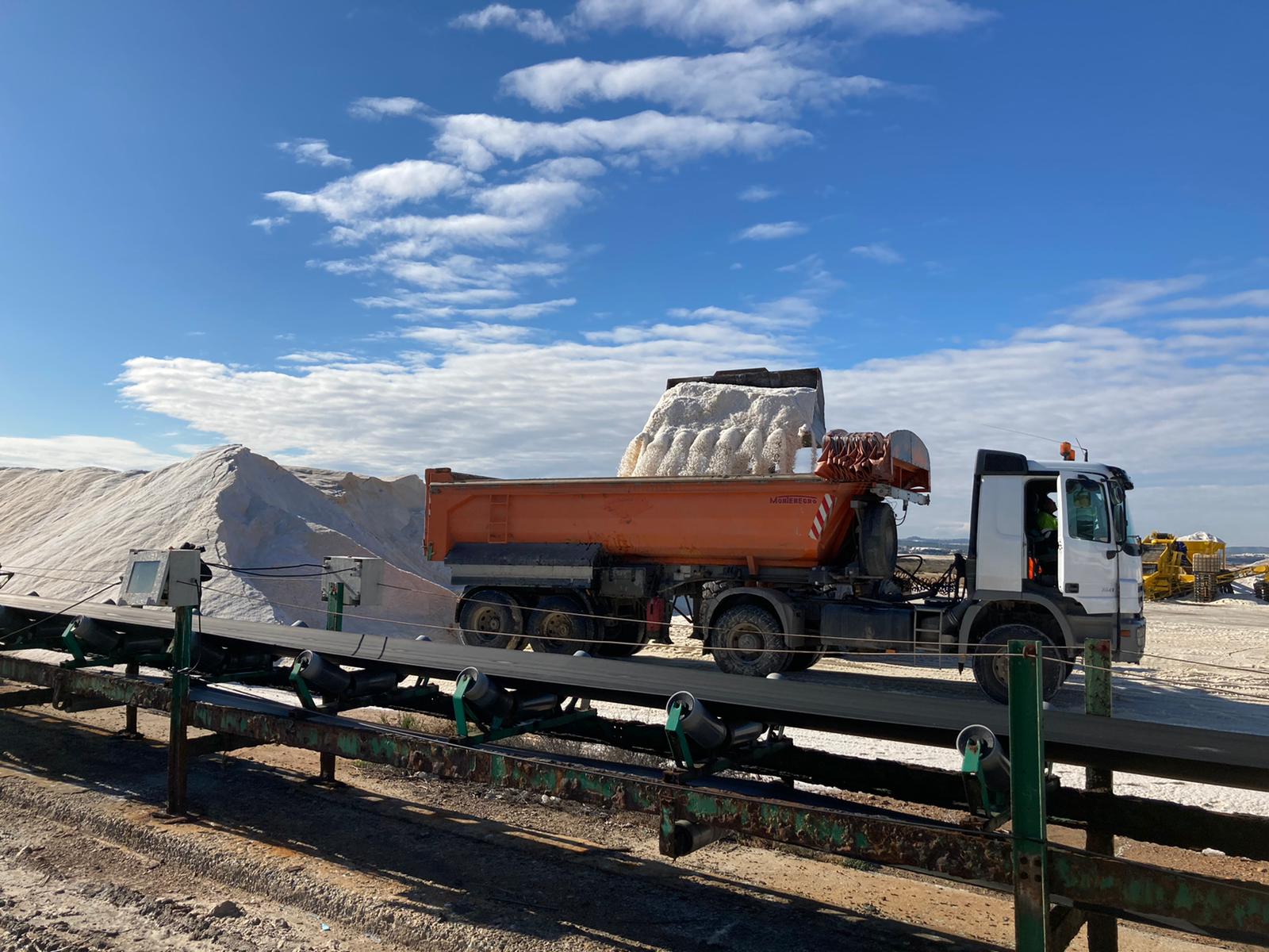 Unos 90 camiones cargan en Torrevieja 3.500 toneladas de sal destinada a paliar los efectos de la gran nevada Unos 90 camiones cargan en Torrevieja 3.500 toneladas de sal destinada a paliar los efectos de la gran nevada