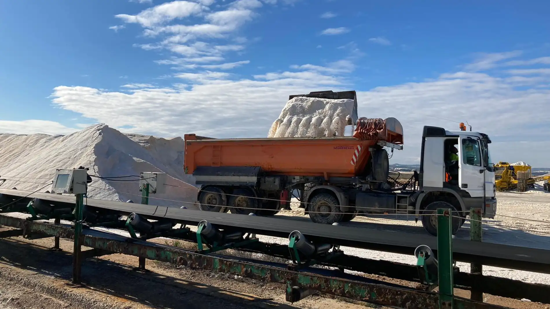 Unos 90 camiones cargan en Torrevieja 3.500 toneladas de sal destinada a paliar los efectos de la gran nevada