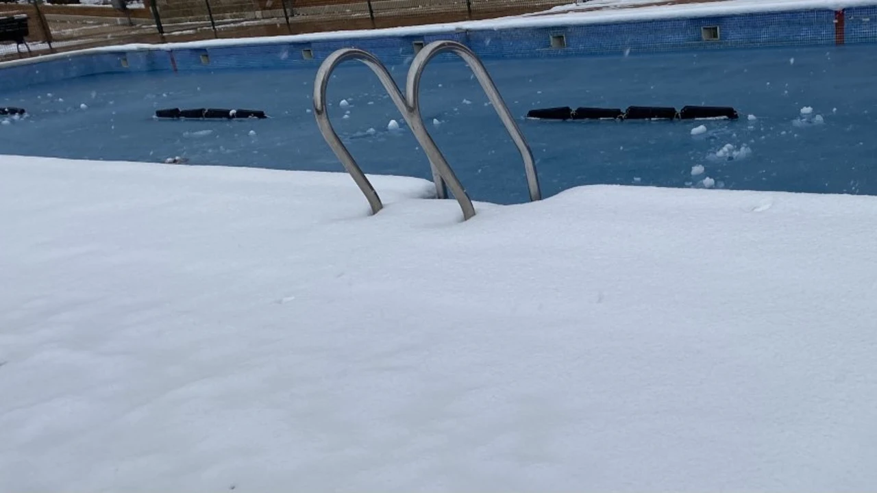 Una piscina de la ciudad de Cuenca completamente helada, este lunes