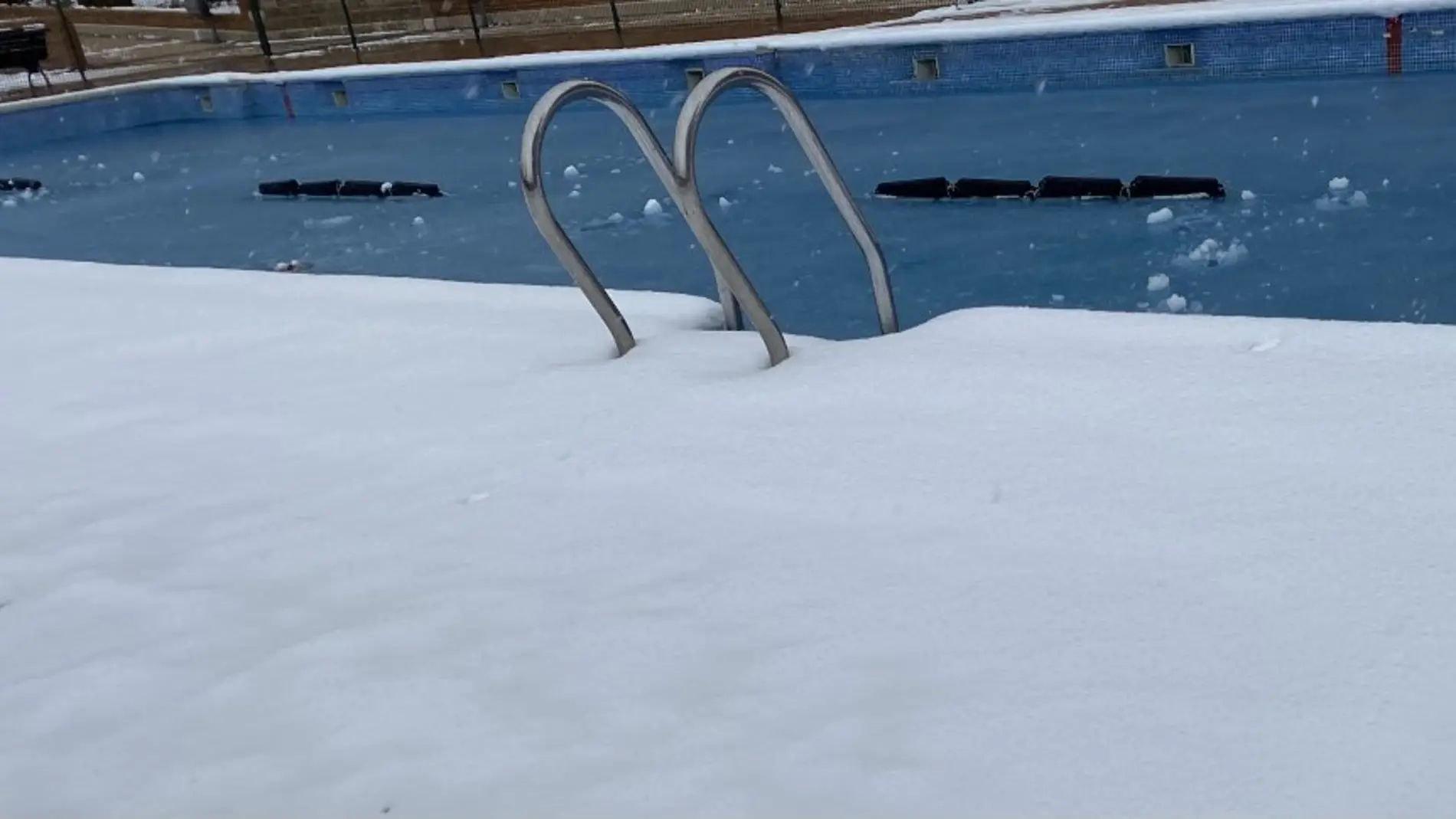 Una piscina de la ciudad de Cuenca completamente helada, este lunes 