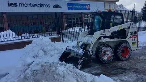 Proceso de limpieza en los accesos al IES Montesclaros de Reinosa Consecuencias del temporal en el valle de Campoo