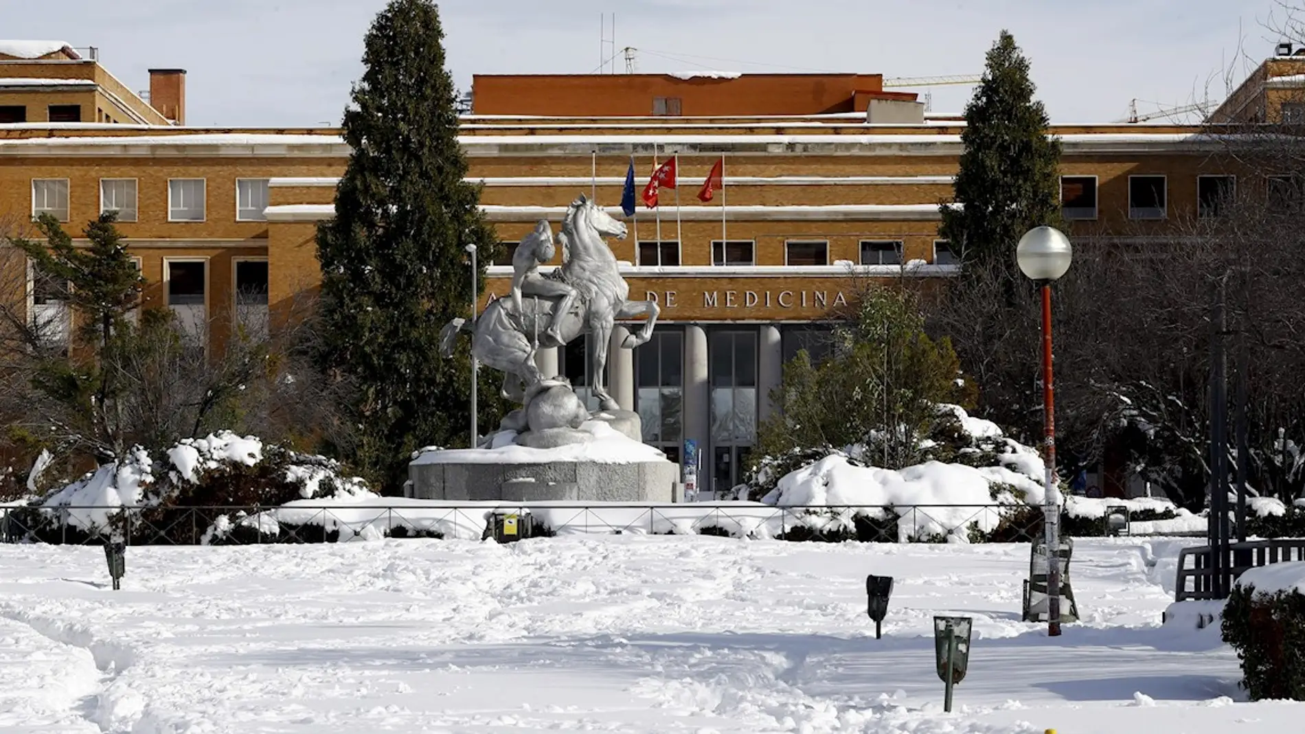 Vista de la Facultad de Medicina de la Universidad Complutense de Madrid con la nieve provocada por el temporal