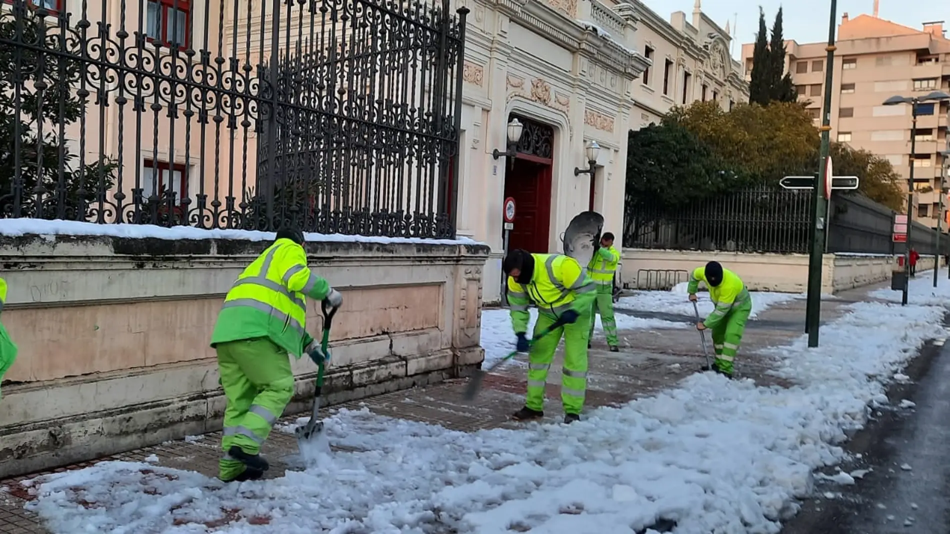 Los operarios de limpieza se han afanado para retirar la nieve de la calzada
