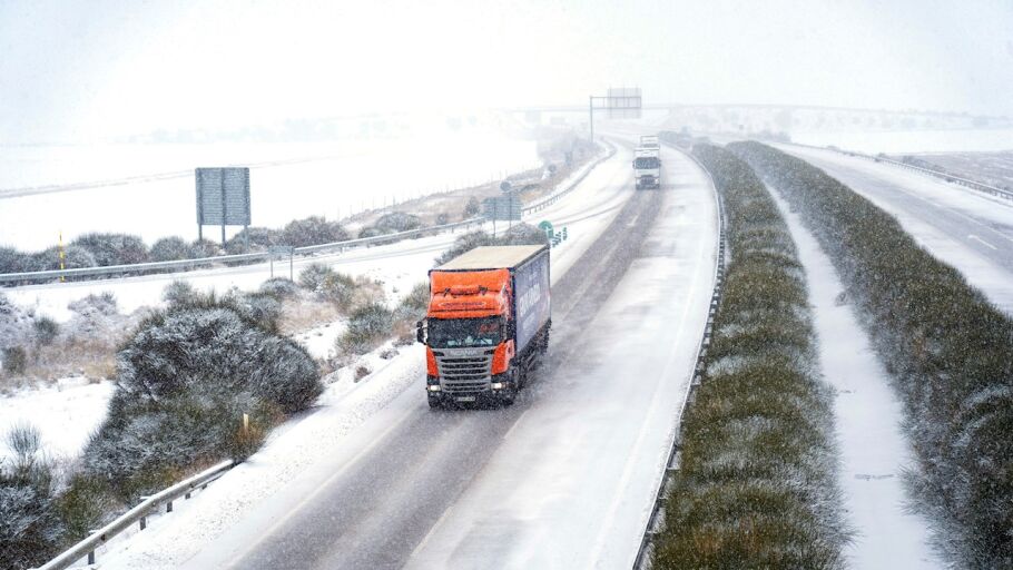 Nieve en la autov&iacute;a A-23 en Santa Eulalia (Teruel)