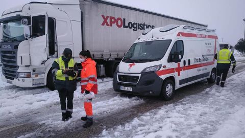 Voluntarios colaborando en la A-IV junto a la Guardia Civil