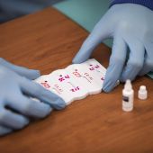 Un sanitario realiza test de coronavirus.