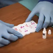 Un sanitario realiza test de coronavirus. Un sanitario realiza test de coronavirus.