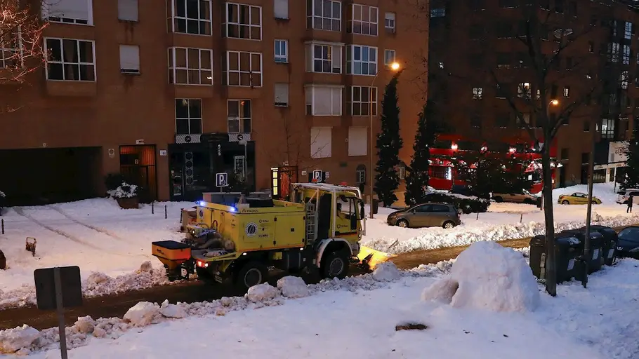 Una máquina limpia de nieve una calle en Madrid, Una máquina limpia de nieve una calle en Madrid,