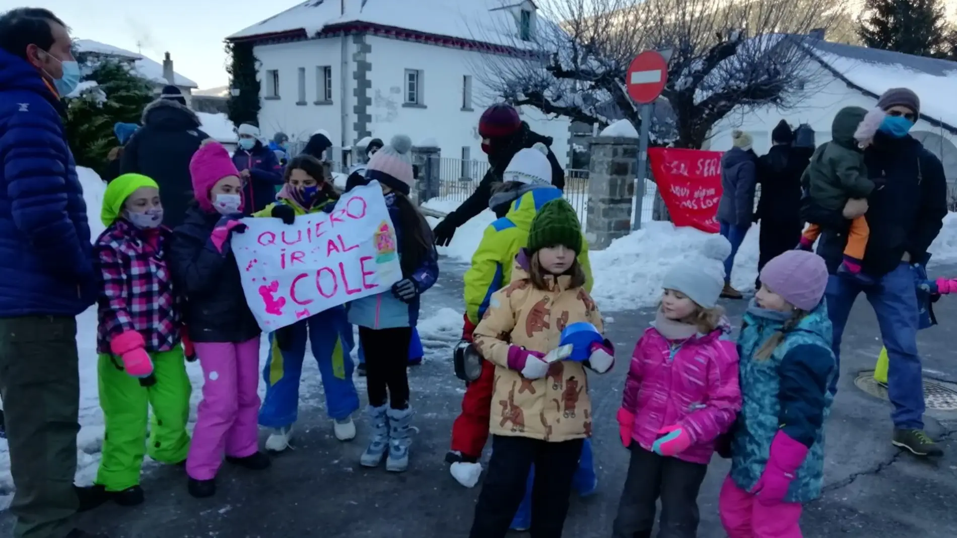 Asociaciones de madres y padres de alumnos de localidades del Pirineo muestra su malestar por la suspensión de las clases 