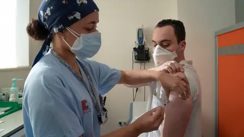 Profesionales del Hospital Valdecilla durante la vacunación contra el COVID La consejería de Sanidad vacuna a los profesionales del hospital cántabro de referencia