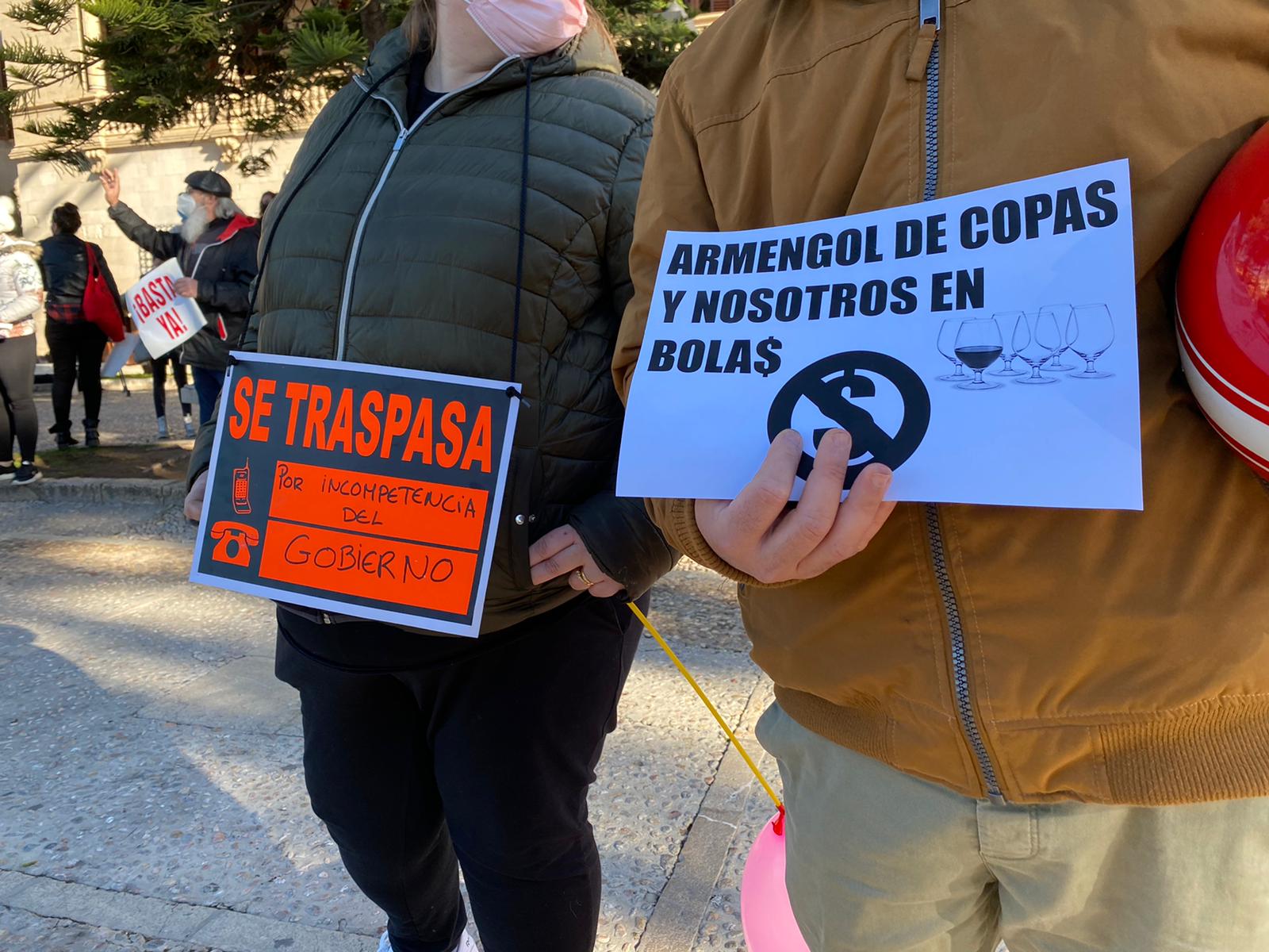 Cientos de restauradores de Mallorca desafían la prohibición y se manifiestan contra el cierre de sus locales Cientos de restauradores de Mallorca desafían la prohibición y se manifiestan contra el cierre de sus locales