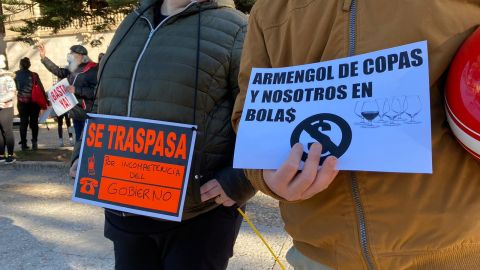 Concentración de los restauradores de Mallorca frente a la sede del Consolat de Mar por el cierre de sus negocios