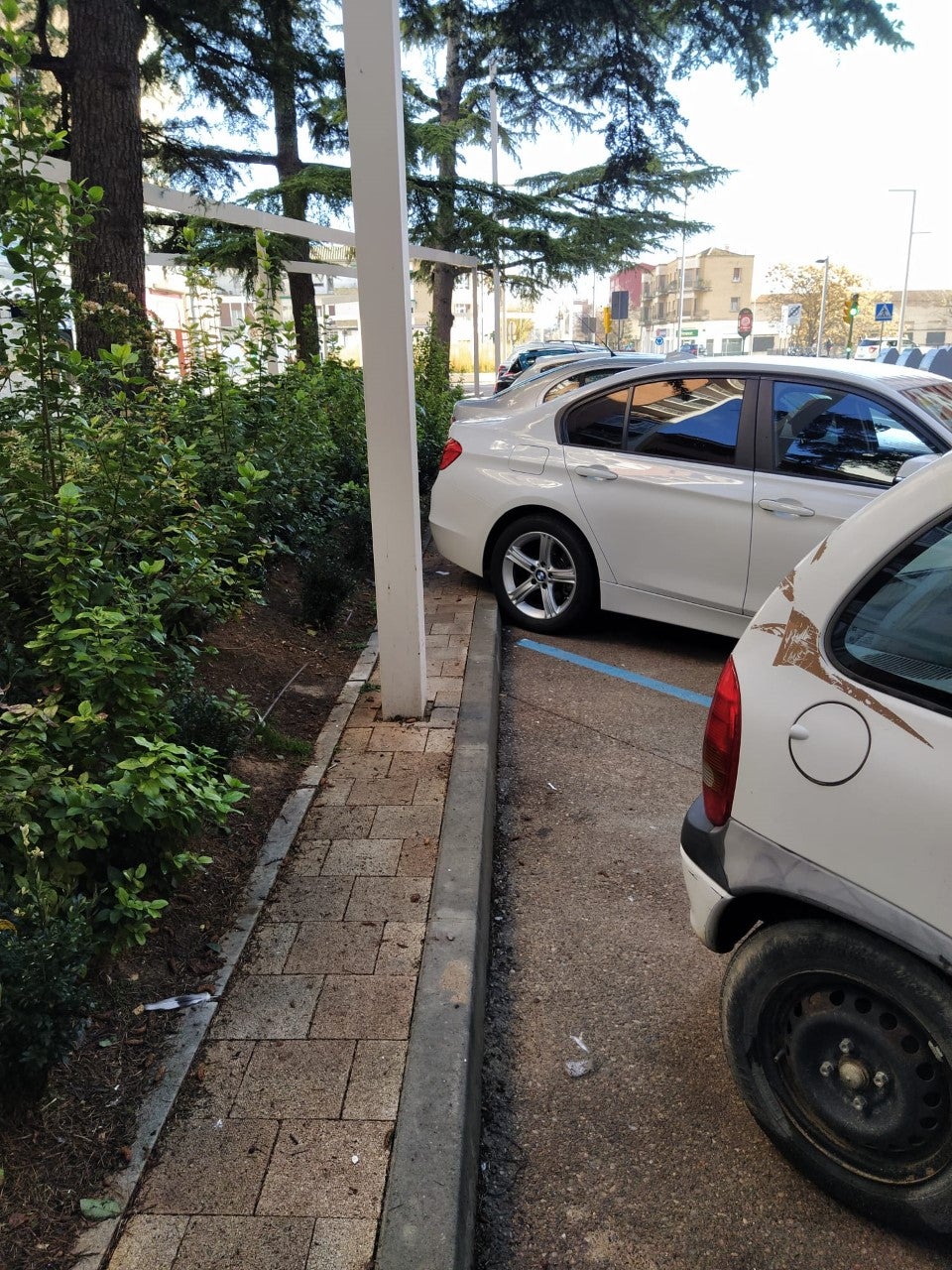 Falta de espacio para el peatón tras los nuevos aparcamientos de Ramón y Cajal Falta de espacio para el peatón tras los nuevos aparcamientos de Ramón y Cajal