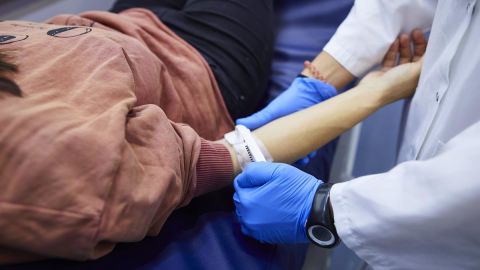 Momento en el que un ciudadano dona sangre