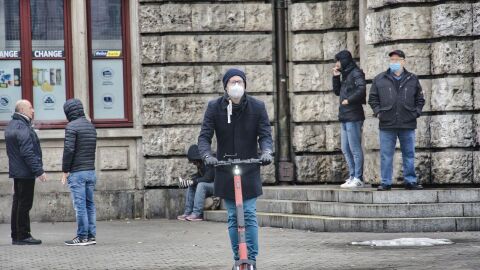 persona con mascarilla