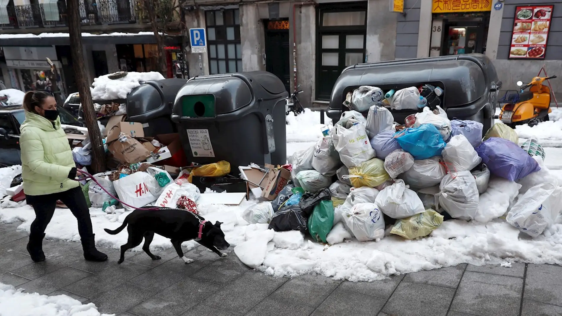 Bolsas de basura acumuladas en las calles de Madrid por el temporal