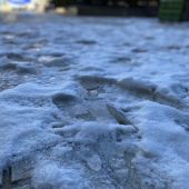 Placas de hielo, este martes, en la plaza de la U de la ciudad