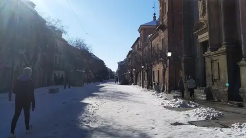 Hielo y nieve en la calle Libreros de Alcalá de Henares Hielo y nieve en la calle Libreros de Alcalá de Henares