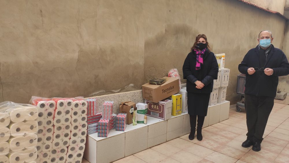 Junto a la Asociación de Fiestas de Moros y Cristianos, con productos de primera necesidad donados a Cáritas Orihuela Junto a la Asociación de Fiestas de Moros y Cristianos, con productos de primera necesidad donados a Cáritas Orihuela
