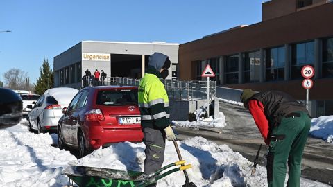 Nieve hoy en Madrid, Arag&oacute;n, Catalu&ntilde;a y Castilla - La Mancha: carreteras cortadas y &uacute;ltimas noticias de la ola de fr&iacute;o en Espa&ntilde;a