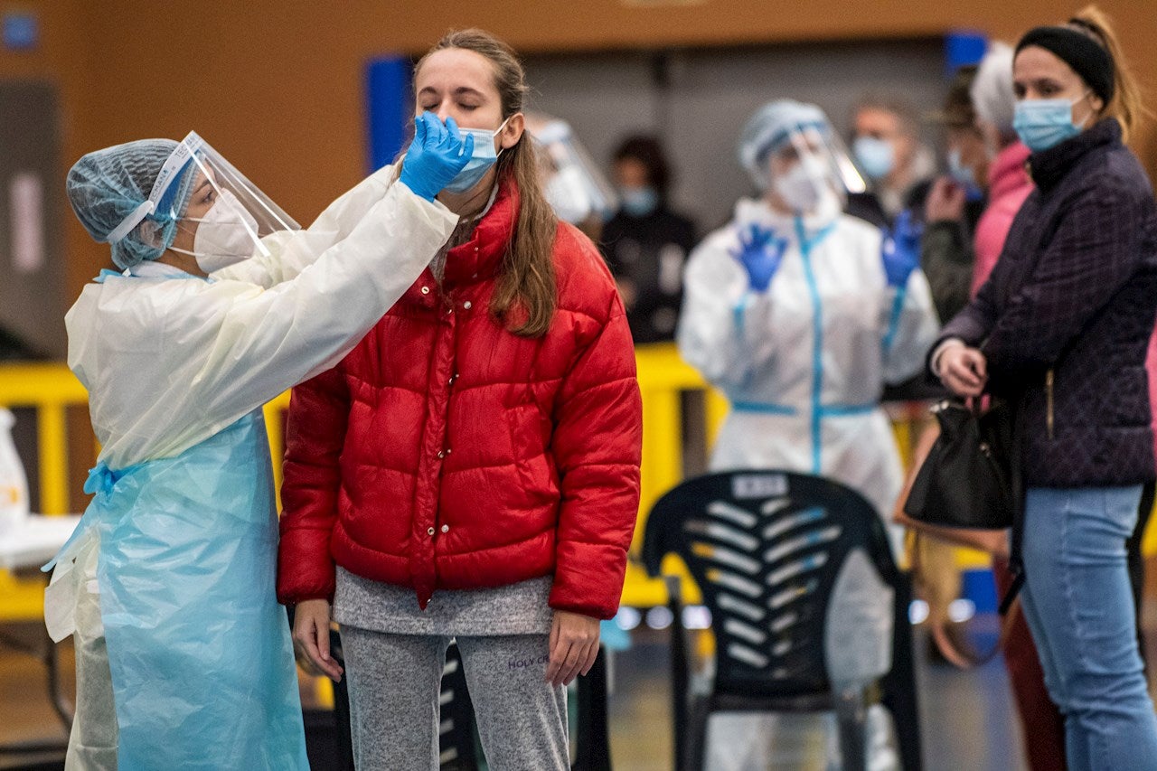 La España que madruga: El coronavirus vuelve a tomar protagonismo tras el récord diario de contagios La España que madruga: El coronavirus vuelve a tomar protagonismo tras el récord diario de contagios