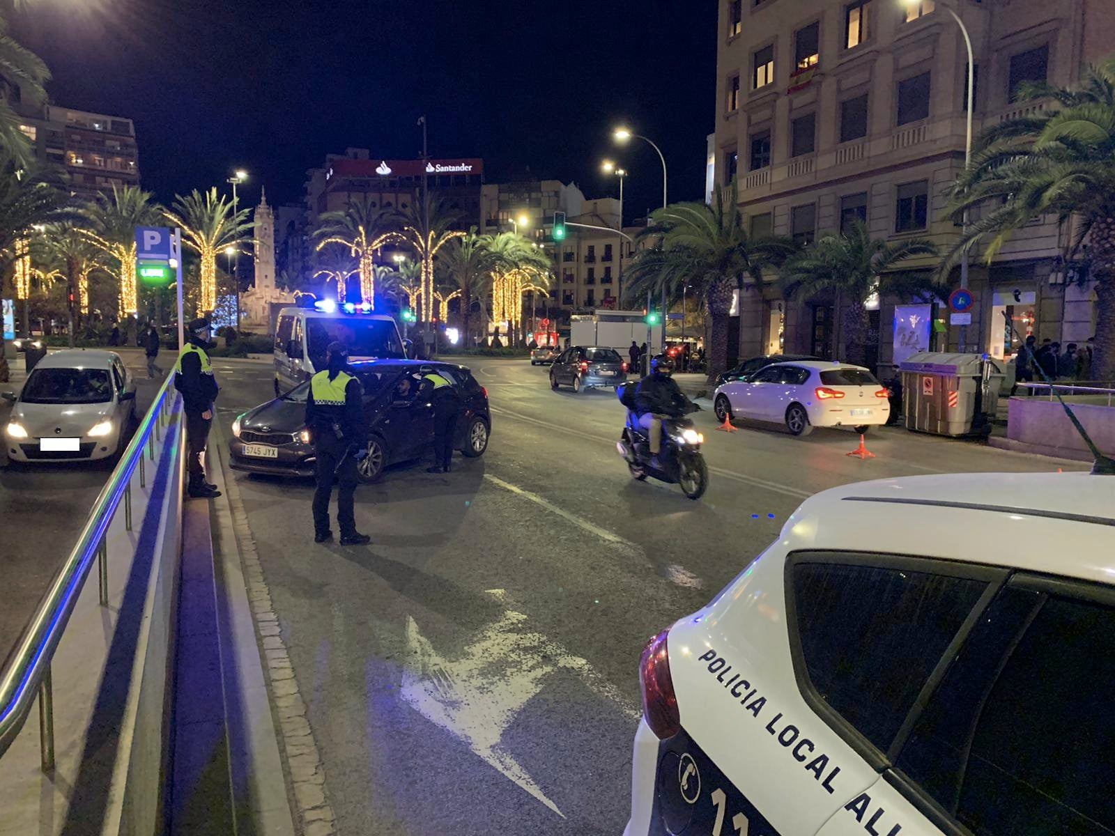 La Policía Local impone seis sanciones por incumplir el toque de queda y disuelve dos fiestas en Alicante La Policía Local impone seis sanciones por incumplir el toque de queda y disuelve dos fiestas en Alicante