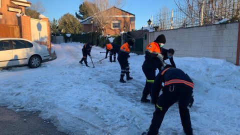 Retirada de hielo y nieve en Villalbilla